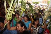 Domingo 17 de abril. La ciudad de Tuxtla Gutiérrez se llena de manifestaciones de fervor religioso en este Domingo de Ramos aun cuando es visible la baja venta de las tradicionales cruces de palma en las principales iglesias de la localidad, mientras que 