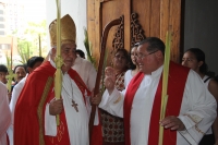 Domingo 17 de abril. La ciudad de Tuxtla Gutiérrez se llena de manifestaciones de fervor religioso en este Domingo de Ramos aun cuando es visible la baja venta de las tradicionales cruces de palma en las principales iglesias de la localidad, mientras que 