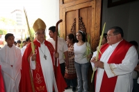 Domingo 17 de abril. La ciudad de Tuxtla Gutiérrez se llena de manifestaciones de fervor religioso en este Domingo de Ramos aun cuando es visible la baja venta de las tradicionales cruces de palma en las principales iglesias de la localidad, mientras que 