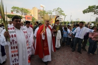 Domingo 17 de abril. La ciudad de Tuxtla Gutiérrez se llena de manifestaciones de fervor religioso en este Domingo de Ramos aun cuando es visible la baja venta de las tradicionales cruces de palma en las principales iglesias de la localidad, mientras que 