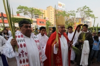 Domingo 17 de abril. La ciudad de Tuxtla Gutiérrez se llena de manifestaciones de fervor religioso en este Domingo de Ramos aun cuando es visible la baja venta de las tradicionales cruces de palma en las principales iglesias de la localidad, mientras que 