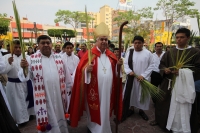 Domingo 17 de abril. La ciudad de Tuxtla Gutiérrez se llena de manifestaciones de fervor religioso en este Domingo de Ramos aun cuando es visible la baja venta de las tradicionales cruces de palma en las principales iglesias de la localidad, mientras que 