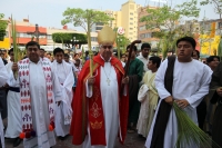Domingo 17 de abril. La ciudad de Tuxtla Gutiérrez se llena de manifestaciones de fervor religioso en este Domingo de Ramos aun cuando es visible la baja venta de las tradicionales cruces de palma en las principales iglesias de la localidad, mientras que 