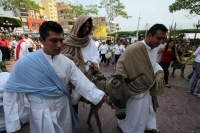 Domingo 17 de abril. La ciudad de Tuxtla Gutiérrez se llena de manifestaciones de fervor religioso en este Domingo de Ramos aun cuando es visible la baja venta de las tradicionales cruces de palma en las principales iglesias de la localidad, mientras que 