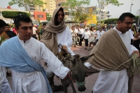Domingo 17 de abril. La ciudad de Tuxtla Gutiérrez se llena de manifestaciones de fervor religioso en este Domingo de Ramos aun cuando es visible la baja venta de las tradicionales cruces de palma en las principales iglesias de la localidad, mientras que 