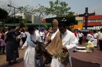 Domingo 17 de abril. La ciudad de Tuxtla Gutiérrez se llena de manifestaciones de fervor religioso en este Domingo de Ramos aun cuando es visible la baja venta de las tradicionales cruces de palma en las principales iglesias de la localidad, mientras que 