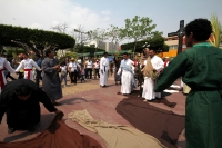 Domingo 17 de abril. La ciudad de Tuxtla Gutiérrez se llena de manifestaciones de fervor religioso en este Domingo de Ramos aun cuando es visible la baja venta de las tradicionales cruces de palma en las principales iglesias de la localidad, mientras que 