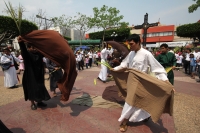Domingo 17 de abril. La ciudad de Tuxtla Gutiérrez se llena de manifestaciones de fervor religioso en este Domingo de Ramos aun cuando es visible la baja venta de las tradicionales cruces de palma en las principales iglesias de la localidad, mientras que Domingo 17 de abril. La ciudad de Tuxtla Gutiérrez se llena de manifestaciones de fervor religioso en este Domingo de Ramos aun cuando es visible la baja venta de las tradicionales cruces de palma en las principales iglesias de la localidad, mientras que