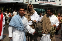 Domingo 17 de abril. La ciudad de Tuxtla Gutiérrez se llena de manifestaciones de fervor religioso en este Domingo de Ramos aun cuando es visible la baja venta de las tradicionales cruces de palma en las principales iglesias de la localidad, mientras que 