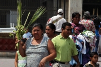 Domingo 17 de abril. La ciudad de Tuxtla Gutiérrez se llena de manifestaciones de fervor religioso en este Domingo de Ramos aun cuando es visible la baja venta de las tradicionales cruces de palma en las principales iglesias de la localidad, mientras que 