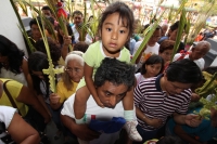 Domingo 17 de abril. La ciudad de Tuxtla Gutiérrez se llena de manifestaciones de fervor religioso en este Domingo de Ramos aun cuando es visible la baja venta de las tradicionales cruces de palma en las principales iglesias de la localidad, mientras que 