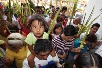 Domingo 17 de abril. La ciudad de Tuxtla Gutiérrez se llena de manifestaciones de fervor religioso en este Domingo de Ramos aun cuando es visible la baja venta de las tradicionales cruces de palma en las principales iglesias de la localidad, mientras que 