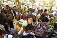 Domingo 17 de abril. La ciudad de Tuxtla Gutiérrez se llena de manifestaciones de fervor religioso en este Domingo de Ramos aun cuando es visible la baja venta de las tradicionales cruces de palma en las principales iglesias de la localidad, mientras que 
