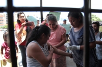 Lunes 15 de julio del 2019. Tuxtla Gutiérrez. Vendedores ambulantes de Raudales Malpaso protestas este medio día en la entrada del edificio del gobierno chiapaneco sacándose sangre pidiendo que dejen de ser perseguidos para poder vender sus productos.