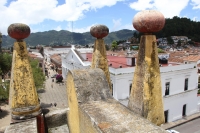Foto/Eli Ruiz. Lunes 16 de junio del 2014. San Cristóbal de las Casas. Aspectos de los daños al remate arquitectónico de la fachada de la Catedral de la Paz por el tornado de este fin de semana.