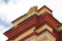 Foto/Eli Ruiz. Lunes 16 de junio del 2014. San Cristóbal de las Casas. Aspectos de los daños al remate arquitectónico de la fachada de la Catedral de la Paz por el tornado de este fin de semana.