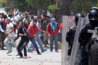 Miércoles 25 de mayo del 2016. Tuxtla Gutiérrez. Enfrentamiento entre el movimiento magisterial y elementos policiacos dura varias horas a lo largo de las avenidas principales de la capital del estado de Chiapas. Miércoles 25 de mayo del 2016. Tuxtla Gutiérrez. Enfrentamiento entre el movimiento magisterial y elementos policiacos dura varias horas a lo largo de las avenidas principales de la capital del estado de Chiapas.