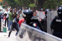 Miércoles 25 de mayo del 2016. Tuxtla Gutiérrez. Enfrentamiento entre el movimiento magisterial y elementos policiacos dura varias horas a lo largo de las avenidas principales de la capital del estado de Chiapas. Miércoles 25 de mayo del 2016. Tuxtla Gutiérrez. Enfrentamiento entre el movimiento magisterial y elementos policiacos dura varias horas a lo largo de las avenidas principales de la capital del estado de Chiapas.