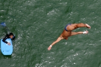 Los participantes de Real Diving 2010 del campeonato de clavados de altura realizan las prácticas en las aguas del Río Grijalva en Chiapa de Corzo, Chiapas para realizar mañana el serial oficial.