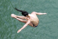 Los participantes de Real Diving 2010 del campeonato de clavados de altura realizan las prácticas en las aguas del Río Grijalva en Chiapa de Corzo, Chiapas para realizar mañana el serial oficial.