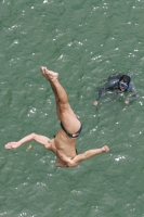 Los participantes de Real Diving 2010 del campeonato de clavados de altura realizan las prácticas en las aguas del Río Grijalva en Chiapa de Corzo, Chiapas para realizar mañana el serial oficial.