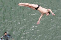 Los participantes de Real Diving 2010 del campeonato de clavados de altura realizan las prácticas en las aguas del Río Grijalva en Chiapa de Corzo, Chiapas para realizar mañana el serial oficial.