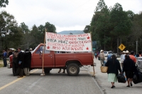 Jueves 27 de enero. Indígenas pertenecientes a organizaciones sociales permanecen en plantón bloqueando la entrada al reclusorio 5 y la carretera entre San Cristóbal de las Casas y Ocosingo para exigir la liberación de los presos de conciencia y los lider
