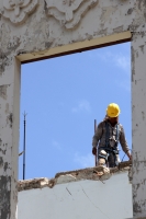 Lunes 2 de marzo del 2015. Tuxtla Gutiérrez. Un par de solitarios trabajadores limpian los escombros de la techumbre de lo que fuera la casona construida por el Arq. D´Amico en la Avenida Central. Lunes 2 de marzo del 2015. Tuxtla Gutiérrez. Un par de solitarios trabajadores limpian los escombros de la techumbre de lo que fuera la casona construida por el Arq. D´Amico en la Avenida Central.