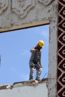 Lunes 2 de marzo  del 2015. Tuxtla Gutiérrez. Un par de solitarios trabajadores limpian los escombros de la techumbre de lo que fuera la casona construida por el Arq. D´Amico en la Avenida Central.