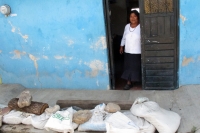 Domingo 23 Junio del 2013. San Cristóbal de las Casas. Foto/Miradasur. Vecinos de la Colonia El Relicario realizan actividades para prevenir las constantes inundaciones y encharcamientos que sufre la zona sur de esta colonial ciudad.