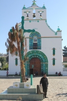 Sábado 5 de abril del 2014. San Juan Chamula. El grupo de Rock indígena YibelJme'tikBanami posa a la do del reloj solar del atrio de la iglesia de San Juan.