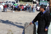 Sábado 5 de abril del 2014. San Juan Chamula. El grupo de Rock indígena YibelJme'tikBanami posa a la do del reloj solar del atrio de la iglesia de San Juan.