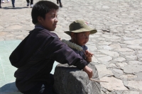 Sábado 5 de abril del 2014. San Juan Chamula. Unos niños indígenas juegan junto la reloj solar del atrio de la iglesia de San Juan.