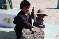 Sábado 5 de abril del 2014. San Juan Chamula. Unos niños indígenas juegan junto la reloj solar del atrio de la iglesia de San Juan.