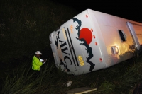 Jueves 12 de julio del 2012. Tuxtla Gutiérrez, Chiapas. La volcadura de un autobús de pasajeros de la línea AVC produjo varios lesionados y la vida de dos pasajeros esta madrugada en las cercanías del distribuidor vial de la autopista a las Choapas.