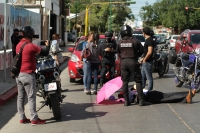 20210129. Tuxtla G. El #reportero sigue pendiente de la comunicación hacia su cabina radiofónica después de ser atropellado durante la cobertura de una manifestación en la avenida principal de la capital de Chiapas