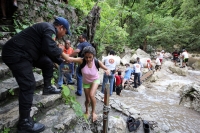 Domingo 31 de julio. Más de 40 vacacionistas son rescatados de las cascadas del Chorreadero ubicadas a unos 25 kilómetros de la ciudad de Tuxtla Gutiérrez. Las grutas y la caída de agua de 20 metros de altura sufrió un golpe repentino del afluente que baj