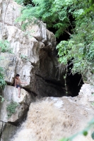 Domingo 31 de julio. Más de 40 vacacionistas son rescatados de las cascadas del Chorreadero ubicadas a unos 25 kilómetros de la ciudad de Tuxtla Gutiérrez. Las grutas y la caída de agua de 20 metros de altura sufrió un golpe repentino del afluente que baj