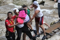 Domingo 31 de julio. Más de 40 vacacionistas son rescatados de las cascadas del Chorreadero ubicadas a unos 25 kilómetros de la ciudad de Tuxtla Gutiérrez. Las grutas y la caÃda de agua de 20 metros de altura sufrió un golpe repentino del afluente que baj Domingo 31 de julio. Más de 40 vacacionistas son rescatados de las cascadas del Chorreadero ubicadas a unos 25 kilómetros de la ciudad de Tuxtla Gutiérrez. Las grutas y la caÃda de agua de 20 metros de altura sufrió un golpe repentino del afluente que baj
