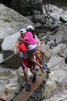 Domingo 31 de julio. Más de 40 vacacionistas son rescatados de las cascadas del Chorreadero ubicadas a unos 25 kilómetros de la ciudad de Tuxtla Gutiérrez. Las grutas y la caída de agua de 20 metros de altura sufrió un golpe repentino del afluente que baj