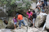 Domingo 31 de julio. Más de 40 vacacionistas son rescatados de las cascadas del Chorreadero ubicadas a unos 25 kilómetros de la ciudad de Tuxtla Gutiérrez. Las grutas y la caída de agua de 20 metros de altura sufrió un golpe repentino del afluente que baj