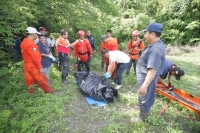 Lunes 11 de julio. Los rescatistas continúan esta madrugada con la localización y rescate de los cuerpos de las personas que viajaban la noche de este domingo en la carretera entre la colonia Vicente Guerrero y la Delegación Terán en un vehículo que fuera