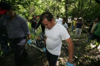 Lunes 11 de julio. Los rescatistas continúan esta madrugada con la localización y rescate de los cuerpos de las personas que viajaban la noche de este domingo en la carretera entre la colonia Vicente Guerrero y la Delegación Terán en un vehículo que fuera