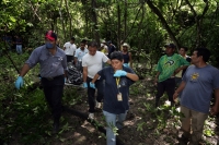 Lunes 11 de julio. Los rescatistas continúan esta madrugada con la localización y rescate de los cuerpos de las personas que viajaban la noche de este domingo en la carretera entre la colonia Vicente Guerrero y la Delegación Terán en un vehículo que fuera