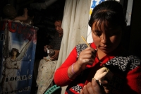 Viernes 3 de enero del 2014. Tuxtla Gutiérrez. Varias familias de artesanos se dedican a la restauración de figuras religiosas en el Mercado Popular de San Roque donde esta temporada regresan a su estado original las figuras del Niño Dios.
