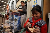 Viernes 3 de enero del 2014. Tuxtla Gutiérrez. Varias familias de artesanos se dedican a la restauración de figuras religiosas en el Mercado Popular de San Roque donde esta temporada regresan a su estado original las figuras del Niño Dios.