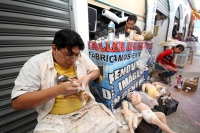 Viernes 3 de enero del 2014. Tuxtla Gutiérrez. Varias familias de artesanos se dedican a la restauración de figuras religiosas en el Mercado Popular de San Roque donde esta temporada regresan a su estado original las figuras del Niño Dios.