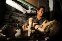 Viernes 3 de enero del 2014. Tuxtla Gutiérrez. Varias familias de artesanos se dedican a la restauración de figuras religiosas en el Mercado Popular de San Roque donde esta temporada regresan a su estado original las figuras del Niño Dios.