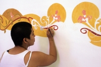 Las antiguas pinturas que adornaran las paredes de la Catedral de San Marcos, son restauradas por artistas calificados del INAH quienes utilizan pigmentos de tierras y vegetales para mantener el arte de los antiguos indígenas de Tuxtla.