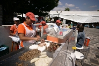 La venta de alimentos en las instalaciones del Mercado Temporal  de la plaza central de esta ciudad continúan con sus actividades normales a pesar de que fueran retiradas algunas carpas fueran retiradas por los fuertes vientos del día de ayer.